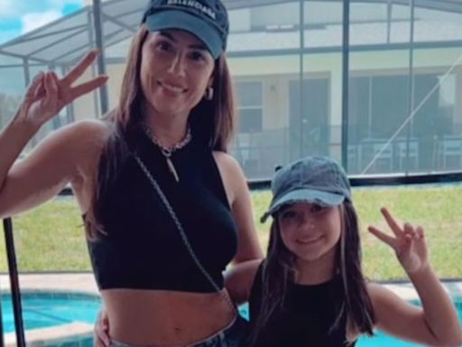 Deborah Secco combina look com a filha em viagem a Orlando: 'Eu e ela'