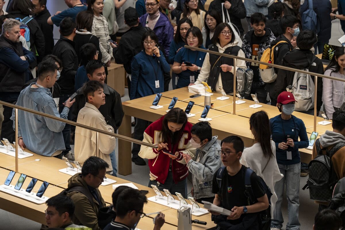 Apple’s China iPhone Shipments Jump 40% After Steep Discounts