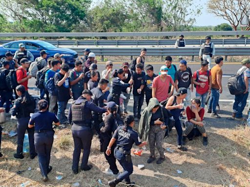 500 migrantes de Ecuador y Honduras fueron abandonados en la carretera de Cosoleacaque