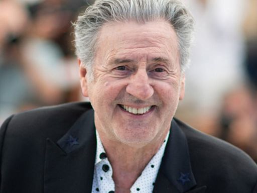 Daniel Auteuil mène une vie paisible au pied des Alpilles avec sa femme Aude et leur fils Zach, dans une "maison d'artistes"