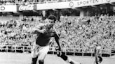 Just Fontaine: el francés que nació en Marruecos, jugó el Mundial 58 por casualidad, marcó más goles que nadie y recibió un fusil de premio