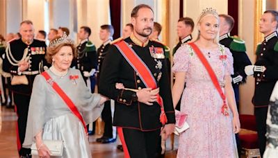 Amatistas y un bucólico vestido de Carolina Herrera: Mette-Marit y su puesta de largo en el Palacio Real de Oslo