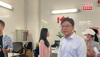 孫玉菡到粉嶺皇后山邨探訪垃圾工人及保安人員 - RTHK