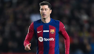 Robert Lewandowski issues blunt response to reports he is set to leave Barcelona and link up with Jose Mourinho at Fenerbahce | Goal.com English Saudi Arabia