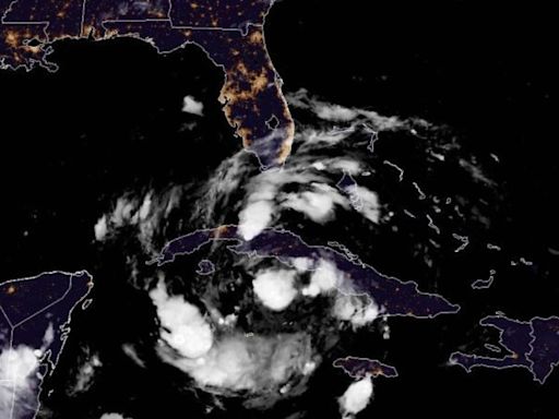 Se espera que una depresión tropical se fortalezca y se convierta en la tormenta tropical Debby mientras se desplaza hacia Florida