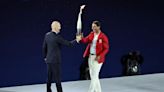 Una secuencia memorable: Rafael Nadal recibió la antorcha olímpica de Zinedine Zidane en París 2024