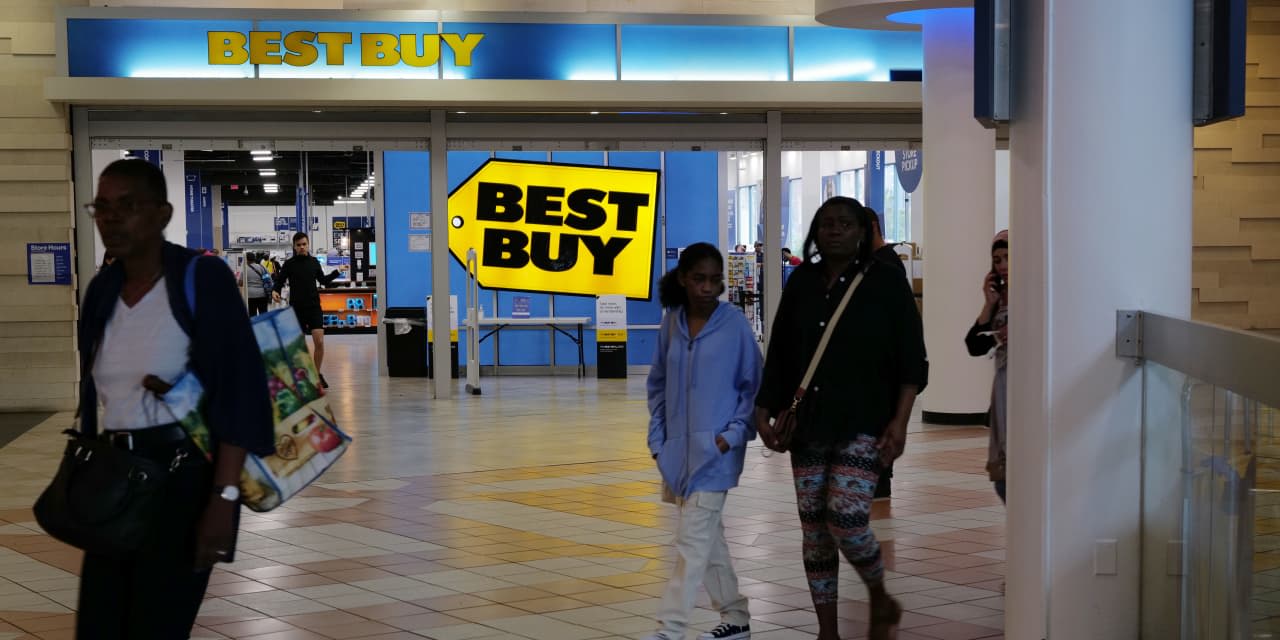Best Buy Is Reporting Its Earnings as Consumers Pull Back