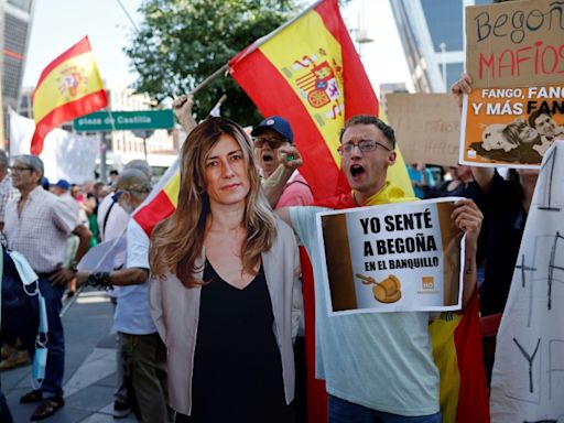 La esposa de Pedro Sánchez llega a un tribunal español para declarar por supuesta corrupción