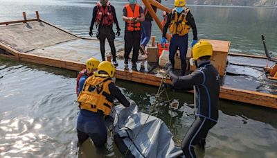 姊跪求白沙屯媽「讓弟弟回家」 落水男失蹤15天遺體浮出鯉魚潭