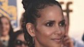 Las sensuales fotos de Halle Berry con unos gatitos