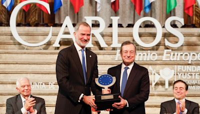 El Rey, en los premios Carlos V a Mario Draghi: “Europa se juega su futuro”