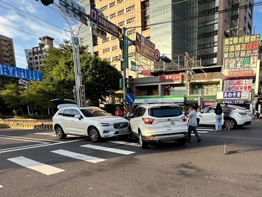 特斯拉「自駕」擦撞小客車害失控 「直直衝」畫面曝光！對向1車衰遭波及 ｜壹蘋新聞網