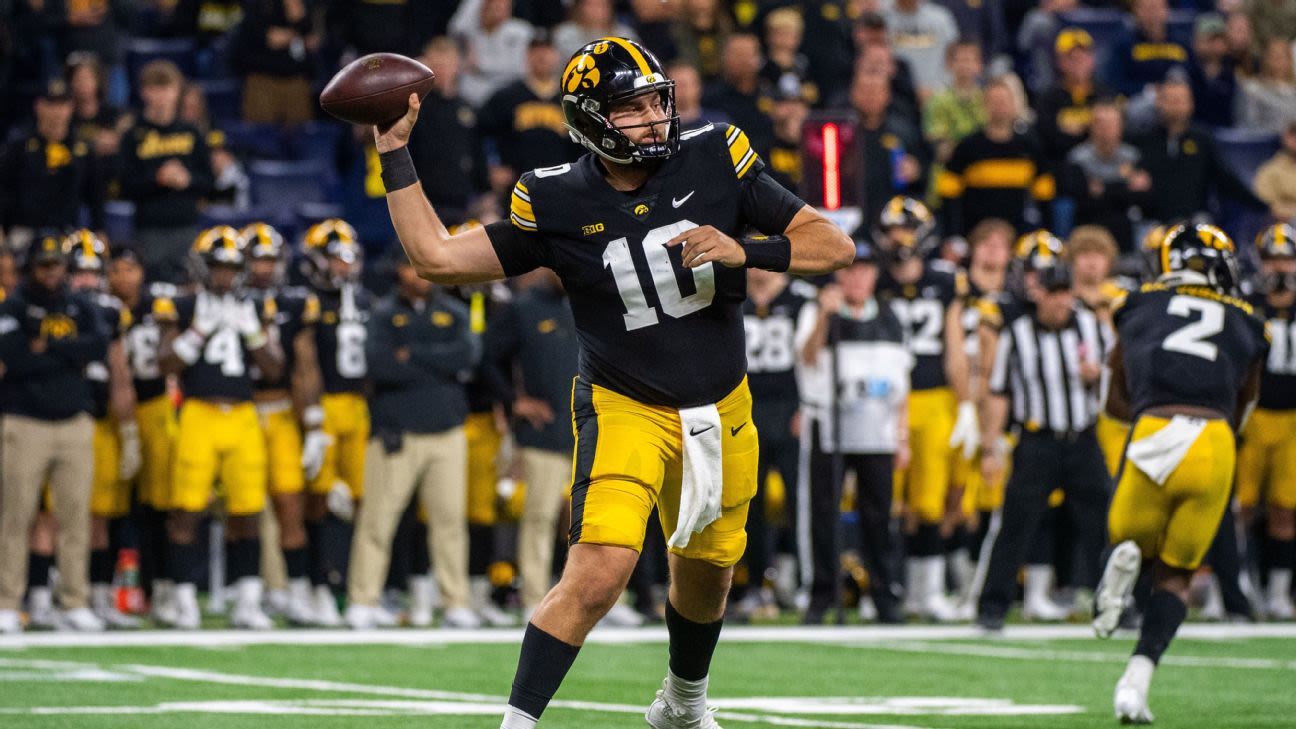 Iowa quarterback D. Hill enters transfer portal