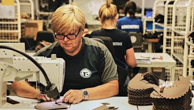 Así se cocinan los zapatos de la casa Birkenstock: suelas al horno y pintura a mano