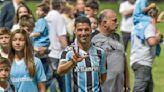 Luis Suárez welcomed by 30,000 fans at Brazil's Gremio arena