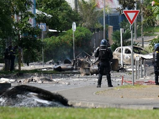 Toque de queda por graves disturbios en el territorio francés de Nueva Caledonia