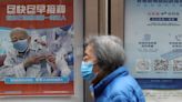 China pone en marcha una campaña de vacunación de ancianos, pero los temores persisten