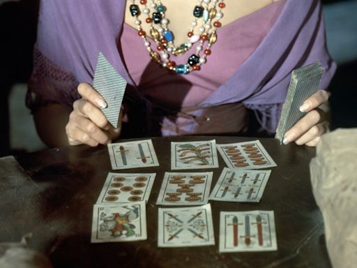 How To Read Tarot Cards: A Beginner’s Guide