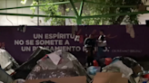 Trasladan a albergues a migrantes que permanecían en la plaza Giordano Bruno de Ciudad de México
