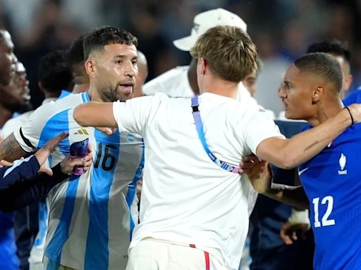 Videos: jugadores franceses festejaron el triunfo con gestos obscenos y se enfrentaron con la Selección Argentina | + Deportes