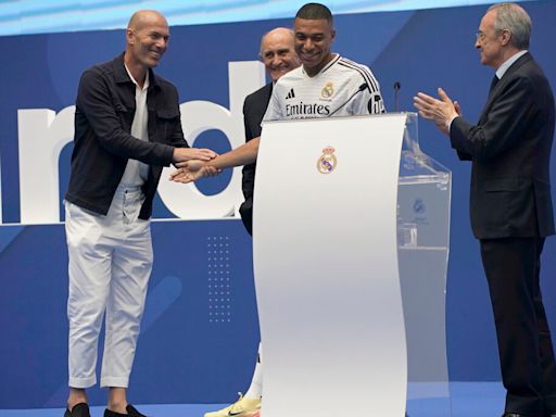 Zinedine Zidane acompaña a Mbappé en su fichaje en el Real Madrid