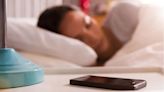 Sobrepeso e hiperalerta: la ciencia determinó por qué no debemos dormir cerca de nuestro celular