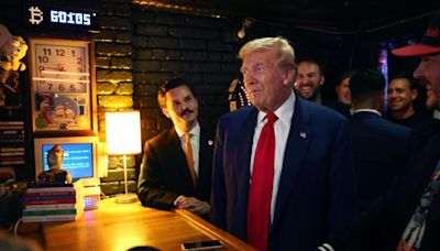 Trump Buys Fans Burgers and Pays With Bitcoin at New York Bar