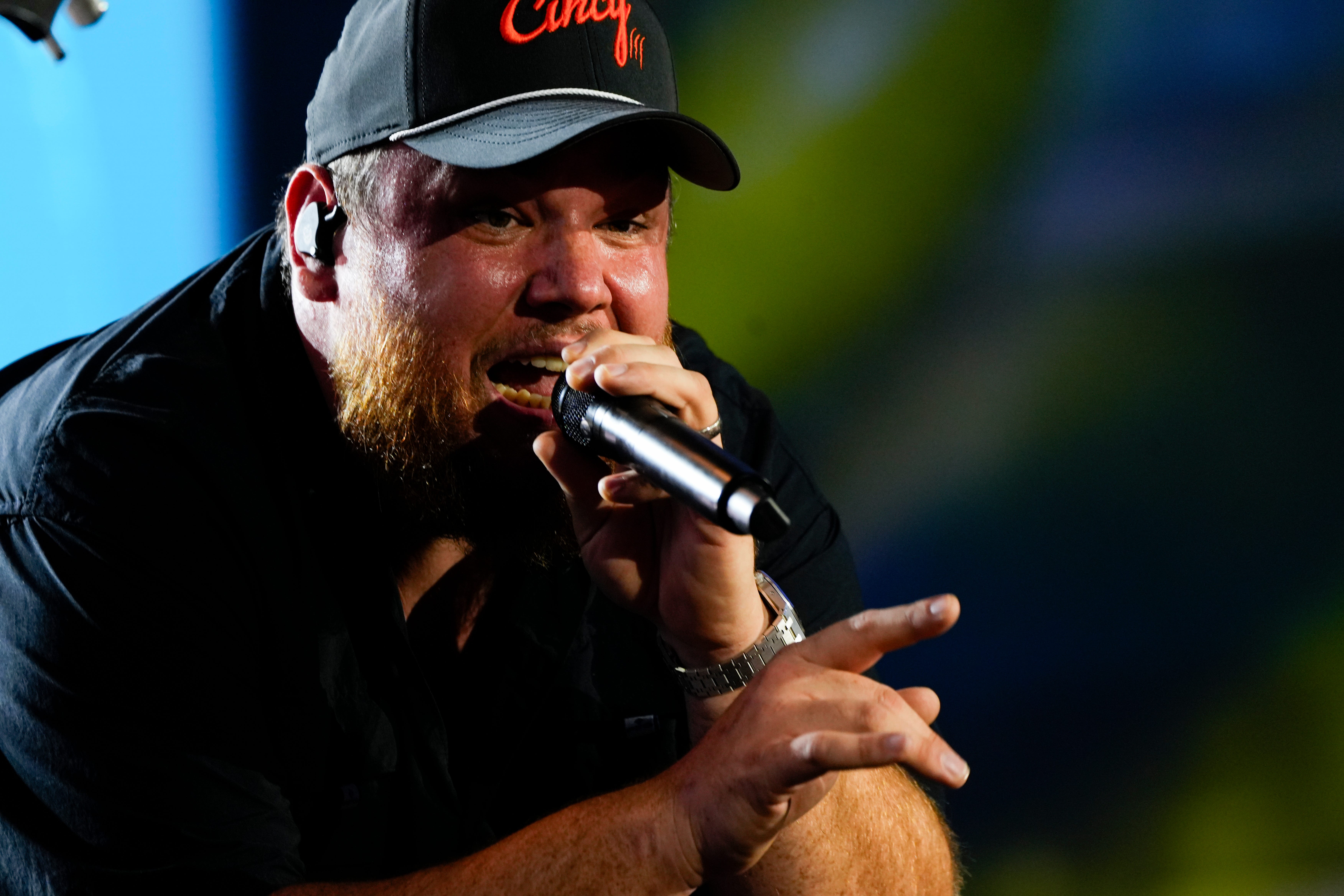 Luke Combs makes losers of his fantasy football league sing with him at Cincinnati concert