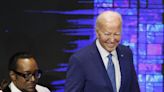 Biden bromea sobre su edad y dice que el mundo mira a EE.UU para que guíe sus esperanzas