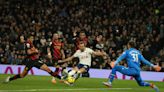 1-0. Kane le hace un favor al Arsenal