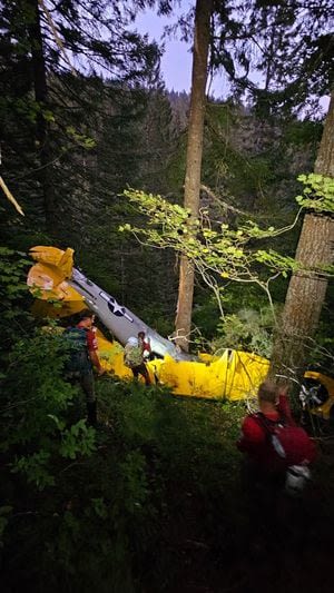 Eatonville pilot hospitalized, passenger dead after airplane crashes heading to Hood River fly-in