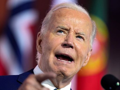 Aislado, frágil y vacilante, Joe Biden resiste la rebelión interna, pero crece la presión para que se baje