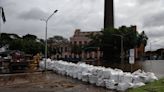 Porto Alegre ergue barricada para conter novo avanço do Guaíba