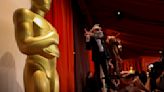 'Pinocho' y 'Gepetto' se adelantan a su papá Guillermo del Toro en la alfombra de los Oscars