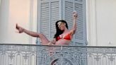 Katy Perry dança de biquíni e salto alto em varanda de hotel; vídeo