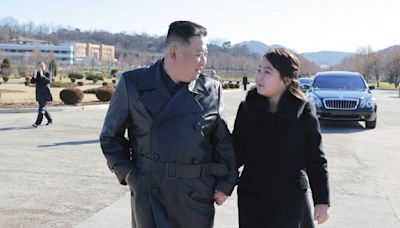 金正恩大舉慶祝北韓「火星-17」洲際飛彈發射成功 再次攜女兒亮相