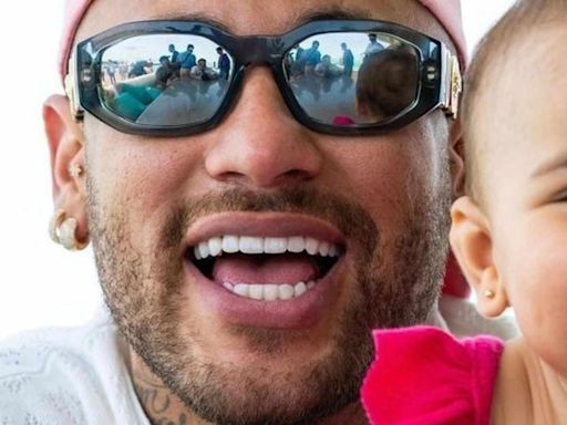 Filha de Neymar surge sorrindo e detalhe impressiona: 'Idênticos'