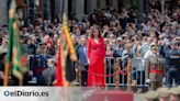 Ayuso, el pedestal y las tropas: un protocolo amparado por el BOE que la presidenta madrileña espectaculariza