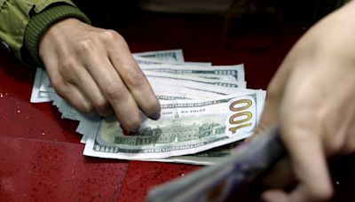 El peso mexicano cae un 4,36 % ante el dólar tras el triunfo electoral del oficialismo