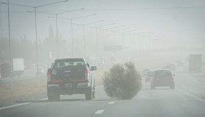 Rige para esta noche y mañana una alerta naranja por Zonda y nevadas en cordillera: qué zonas afectará | Sociedad