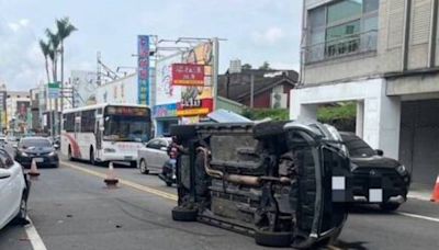 苗栗情侶出遊「緩撞」路邊車側翻 恍神釀禍？2人受傷