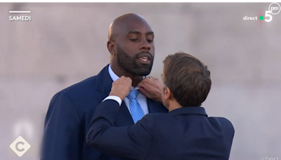 "J'avais chaud" : Dans "C à vous", Teddy Riner revient sur le moment insolite avec Emmanuel Macron pendant la parade des Jeux de Paris