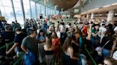 Parking gratuito y facturación a mano en Valencia tras la caída mundial de sistemas en los aeropuertos