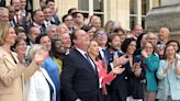 Législatives 2024 : « Hollande, c’est pas possible ! »… Le député entre à l’Assemblée sous la pluie et se fait charrier