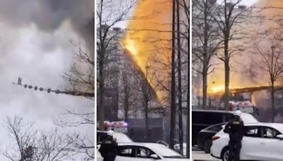 Il momento in cui crolla la storica guglia nell’incendio della borsa di Copenaghen, in Danimarca