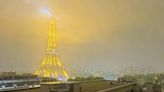 Un rayo impacta sobre la Torre Eiffel durante las fuertes tormentas en Francia - ELMUNDOTV