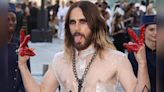 Nagelkreuz und rote Finger: Jared Leto schockt bei "Vogue World"