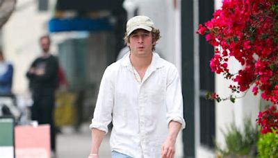 Can't Decide What to Wear? Just Follow Jeremy Allen White's Easy, Breezy Lead