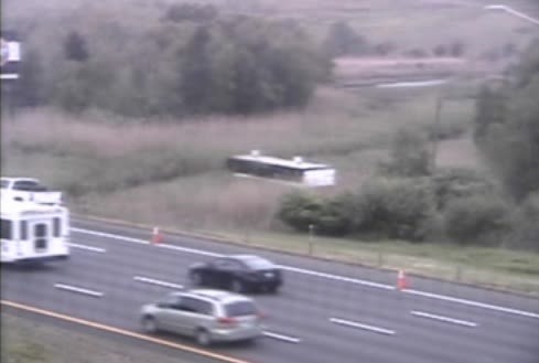 Charter bus crashes on I-91 in New Haven