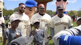Brewers visit Milwaukee little league players, offer encouragement